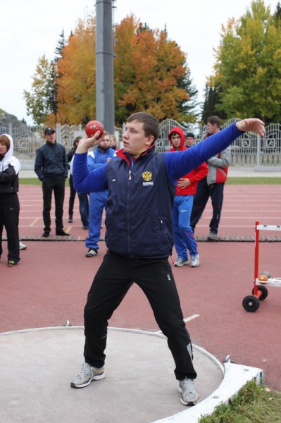 Максим Бган толкает ядро